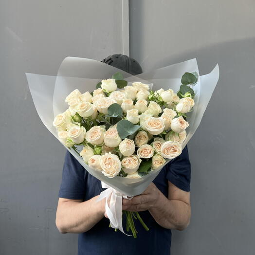 11 нежных персиковых кустовых роз с эвкалиптом в стильной упаковке 💞