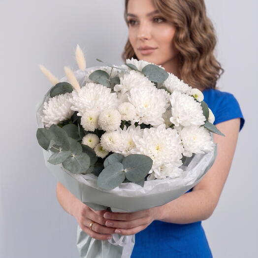 Букет из кустовой хризантемы, хризантемы Ньютон и эвкалипта