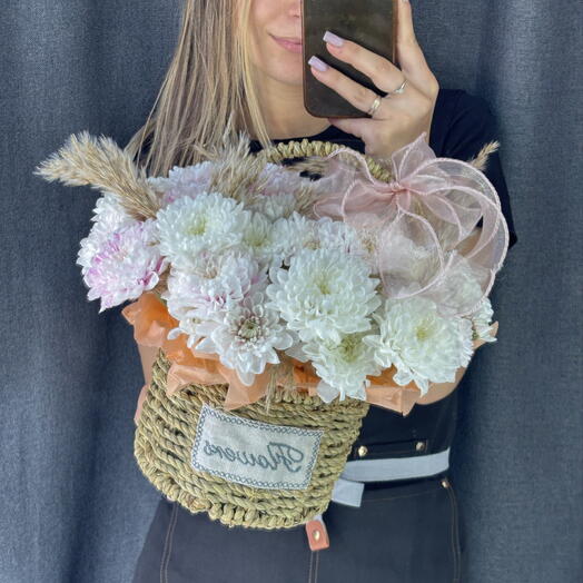 Нежная хризантема в красивой плетеной корзине🌸🩷