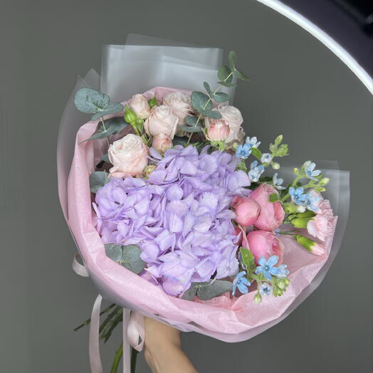 Букет дня ❣️ с гортензией, кустовыми розами и незабудками
