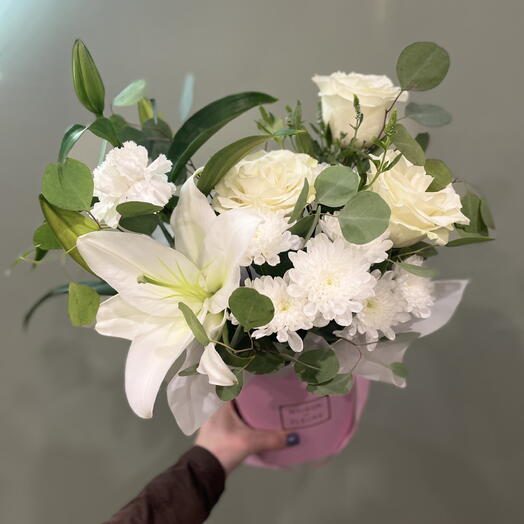 Коробка с лилией, розами и эвкалиптом