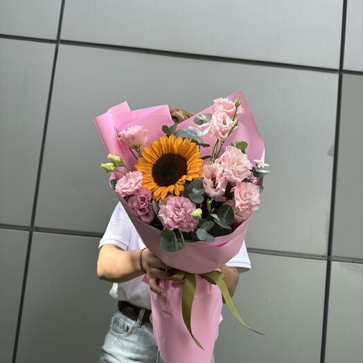 Нежный букет из розовых эустом и подсолнух с ароматным эвкалиптом 🌸🌸