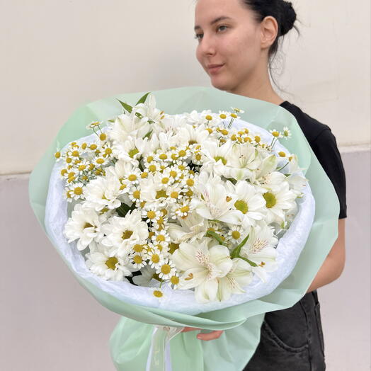Цветущий луг 🌱 воздушный сборный букет из ромашковидной хризантемы, ромашки и альстромерии