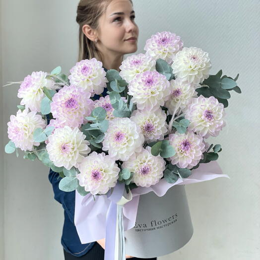 Нежно георгины в коробке с эвкалиптом
