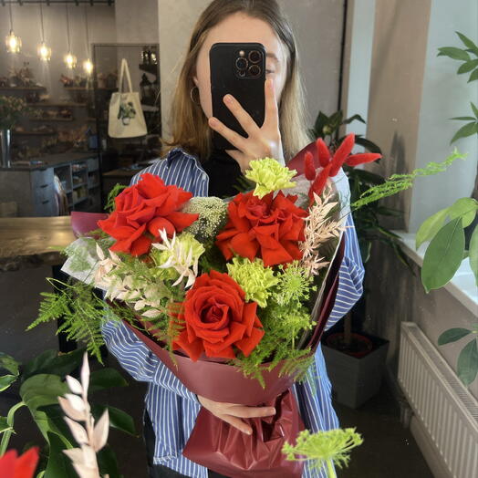 Сборный букет в красных оттенках