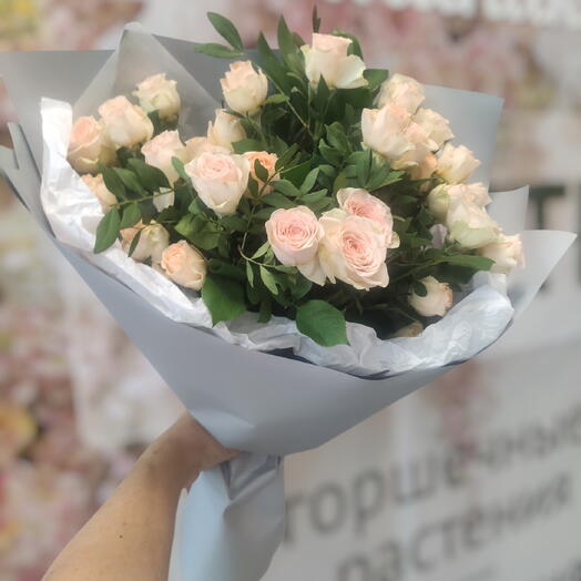 Букет из 7 кустовых роз с зеленью