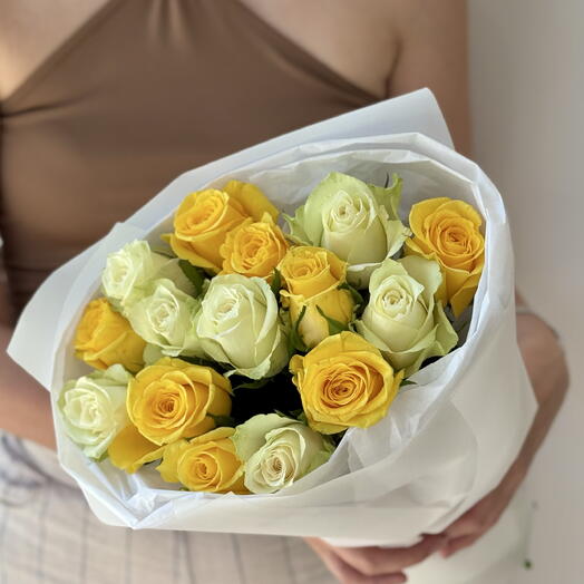 Букет из 15 желтых и белых роз 💛