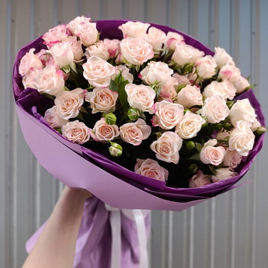 Букет кремовых кустовых роз рефлекс
