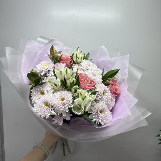 Сборный букет из роз ,рускуса,кустовой хризантемы и альсромерии