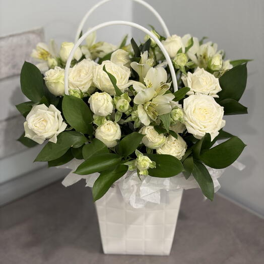 Композиция с белыми розочками 🌿💓💔