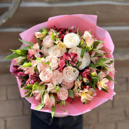 Пионовидные розы с альстромерией🥰