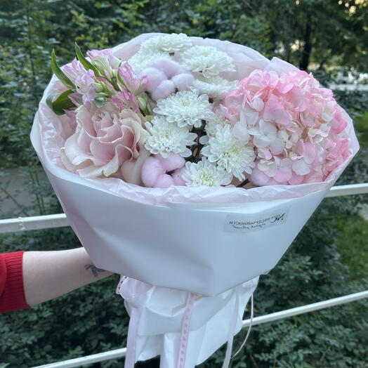 Букет с ажурной розой и гортензией в розовых оттенках