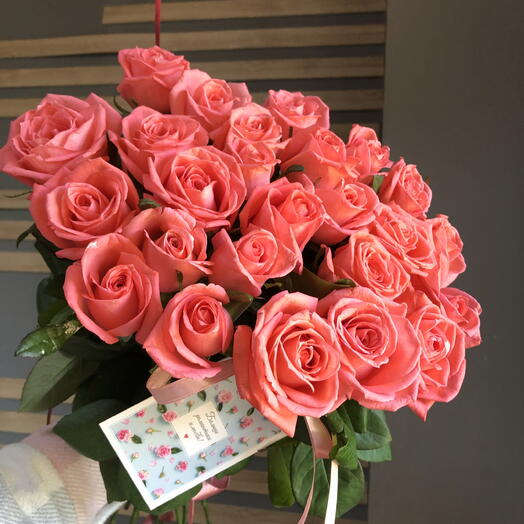 25 коралловых роз