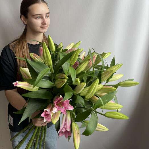 Охапка лилий под ленту