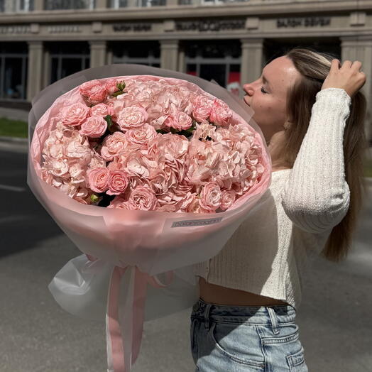 Букет с гортензией и кустовой розой 🌸