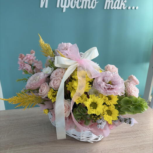 Корзина с пионовидными розами