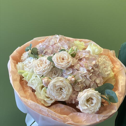 Розы кустовые , гортензия и эустома
