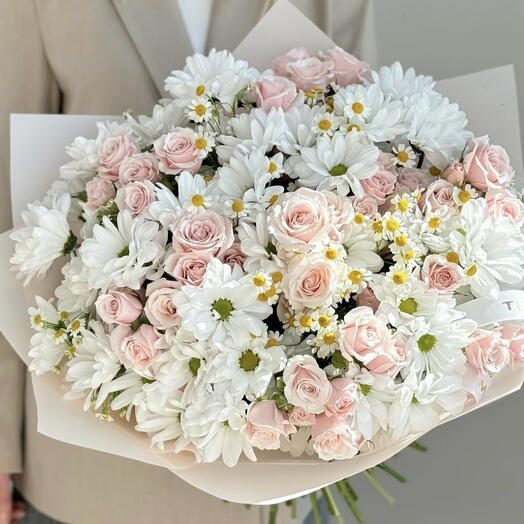 «Pink and white» кустовые розы, хризантемы, танацетум