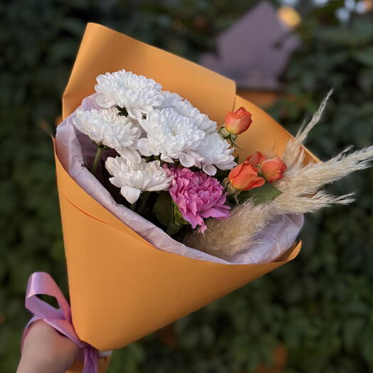 Яркий букет из хризантемы, диантусом, кустовой розой и пампасной травой
