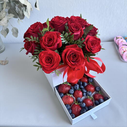 Цветы в коробке красные розы и ягоды 🍓
