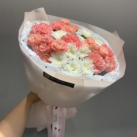 Букет из хризантем кустовых роз и диантусов