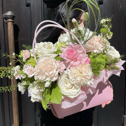 Композиция из диантусов, гортензии и пион роз в сумочку в нежных оттенках 🌸