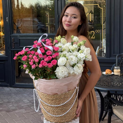 Сборное кашпо из эустом и роз