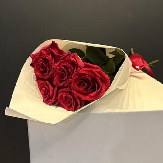 Кулек из 5 красных роз