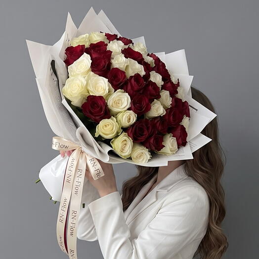 Букет микс из 51 розы красное и белое 40 см