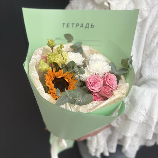 Букет с подсолнухом в тематической упаковке