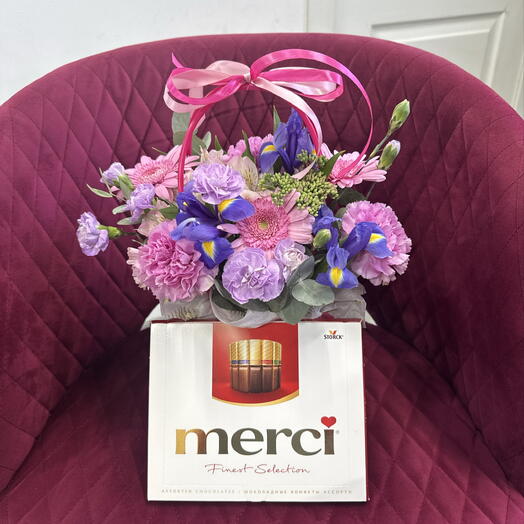 Цветочная композиция с ирисами, гермини, диантусами и Merci