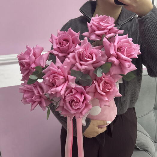 Композиция с ажурными розами и эвкалиптом