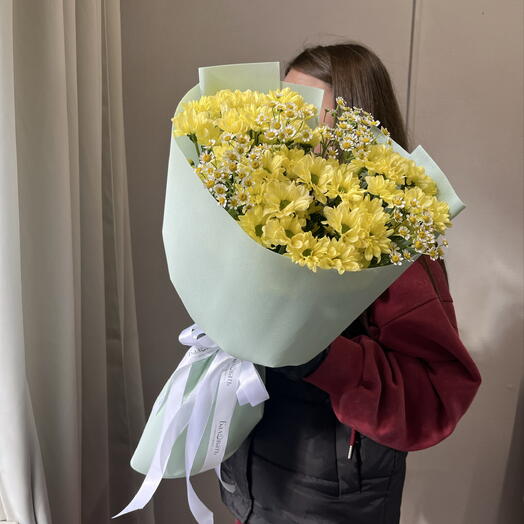 Букет сезонных цветов: ромашки и лимонная хризантема