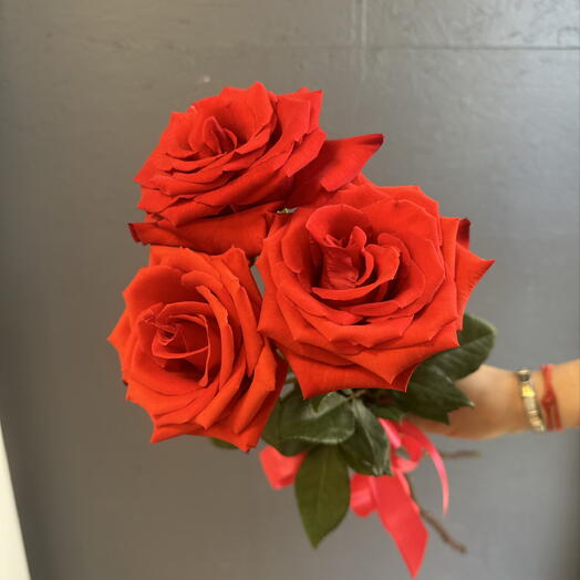 3 алые розы 🌹