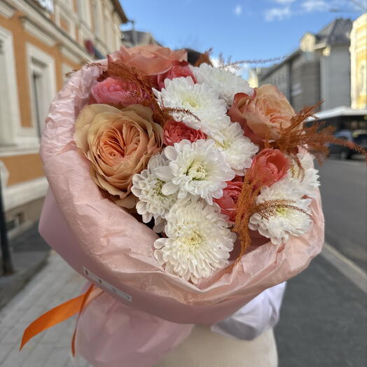 Осенний букет с огненными розами, пышной хризантемой, ажурной кустовой пионовидной розой