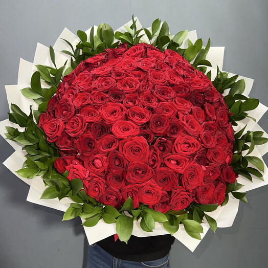 🌹ДИЗАЙНЕРСКИЙ БУКЕТ ИЗ 101 РОЗЫ С РУСКУСОМ — ИГРА НА КОНТРАСТАХ🌹🍃