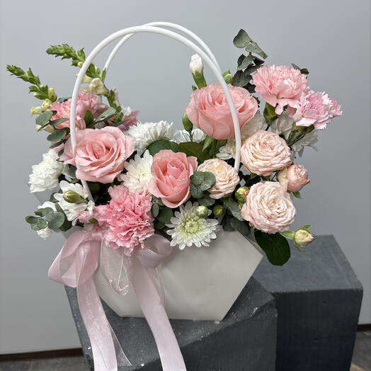 Композиция: розовый секрет 🎀из пионовидных роз, антириниума, хризантем, одноголовых роз, диантусов и эвкалипта