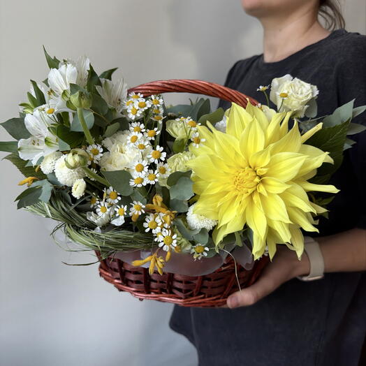 Корзина яркая с георгином