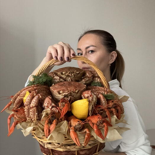 Подарочная корзина S «Дальневосточная» из морепродуктов мужу, любимому