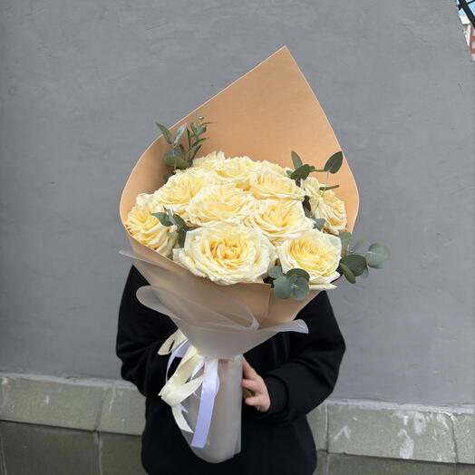 11 пионовидных роз с эвкалиптом в упаковке