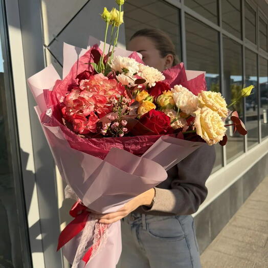 Букет из гортензии, эустомы , кустовой розы и кустовой хризантемы