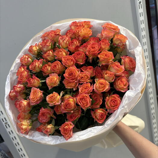 Осенний яркий букет из кустовых роз 19 штук