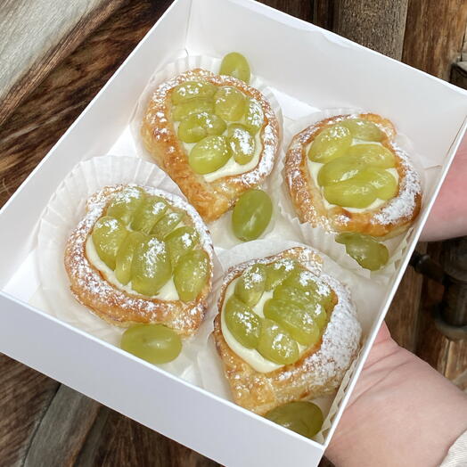 Des raisins d ete, слоеное пирожное с маскарпоне и виноградом, 4 пирожных