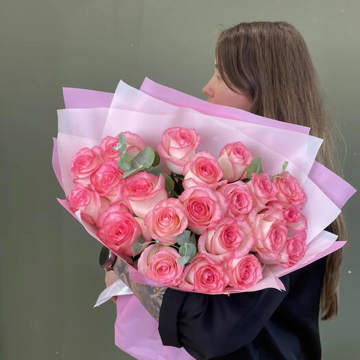 Нежный букет из розовых роз