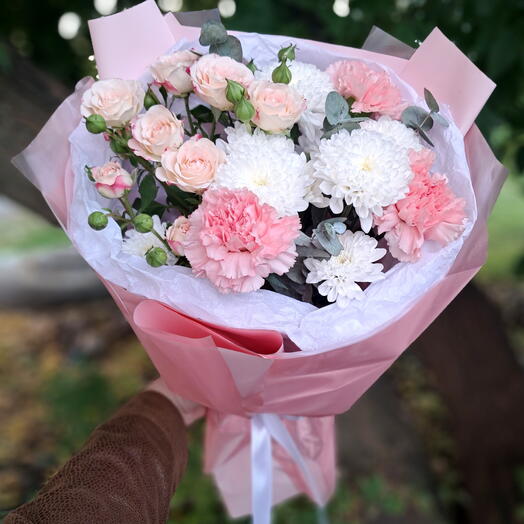 Нежный букет с хризантемой, кустовой розой и диантусами в упаковке💗