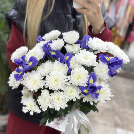 Букет из Ирисов и хризантем
