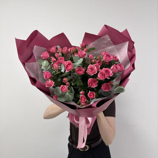 Букет из кустовых роз с  ароматным эвкалиптом 🌸