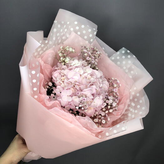Нежный букет с розовой гортензией и гипсофилой🌸