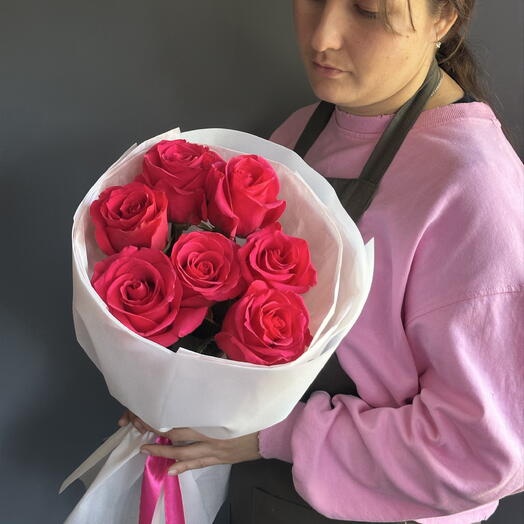 7 малиновых роз в упаковке