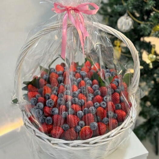 Корзина с клубникой и голубикой «Ягодное лукошко»